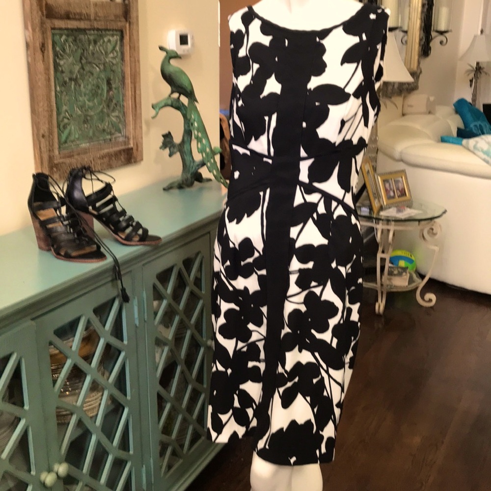 S A N G R I A  size 8 BLACK/WHITE DRESSY DRESS. SLEEVELESS W BACK ZIPPER. Pretty